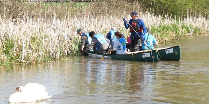 CRTNorthWest's tweet photo. As part of the Cheshire Nature Recovery Corridor led by @chesterzoo, we're hosting Pennywort Patrol sessions on the #ShropshireUnionCanal. Please come along to Tower Wharf, #Chester on 24 Aug to help! 10am session: https://t.co/azNAcYq49o and 1pm session https://t.co/44ZhdXNw9C https://t.co/o6a7xB6Gvk