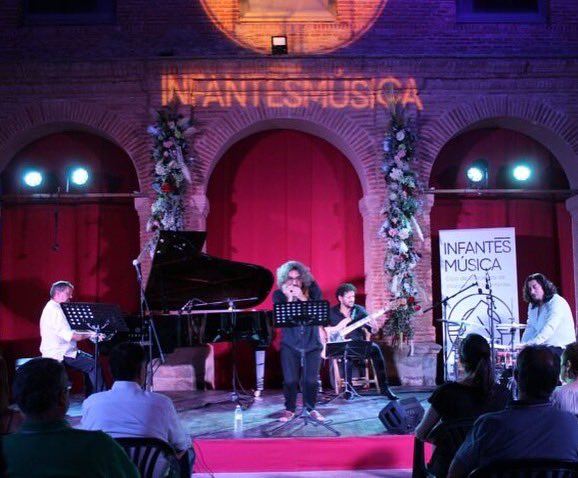 kosmadrid's tweet photo. El otro día en un ciclo de conciertos “InfantesMúsica” 2022, disfrutando de estos fenómenos..
#LorenzoMoyaflamencotrío #AntonioSerrano #Bandolero #VillanuevadelosInfantes #flamenco #jazz #música #fenderjazzbassamericandeluxe #todalagloriaesparatimiSeñorJesús https://t.co/x6olCS1UkK