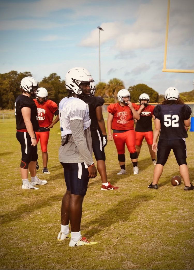 KhariRennie's tweet photo. Chapter 4 📖 🙏🏿🏈 🖖🏿💯💪🏿
This year I dedicate to my grandma ❤️🕊 #GoneButNotForgotten
It’s going to be a movie  🎥🍿📸#FHS #JustFreedom #QB1 #StudentAthlete #Classof2023 #FaithFamilyFootball #GodIsGreat #GodOverEverything https://t.co/b0ZWxOhNWx