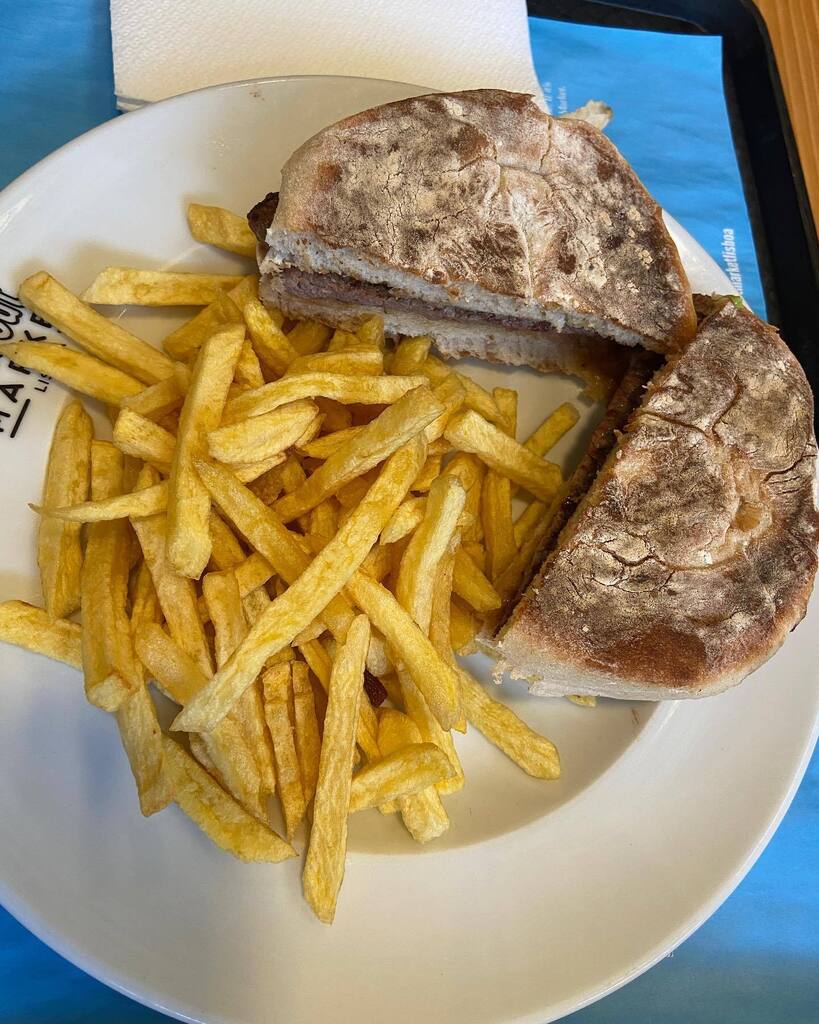 eucomi's tweet image. 🥪 PREGO (sanduíche de carne)
💸 €12 ⭐️ Nota: 6

📜 O prego em Portugal é equivalente ao sanduíche de "churrasco" no Brasil (pelo menos em São Paulo): pão e carne, com alguns acompanhamentos.
No Time Out Market de Lisboa tem uma banquinha, o Prego da Pe… instagr.am/p/ChEy1_RN995/