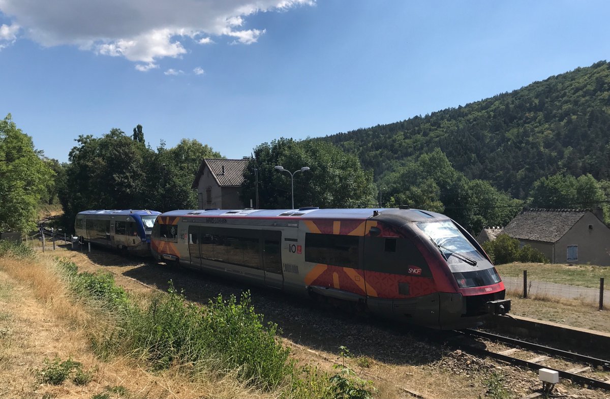 TrainCvnAuvergn's tweet photo. #TER877713 🚂 @lio_train_sncf @Mende48 ➡️ Nîmes du 10 août 2022, à l'heure 👍 à #Allenc, gare "miniature" du #TransLozérien. @lozeretourisme @VoyageOccitanie https://t.co/foMLLciE6m
