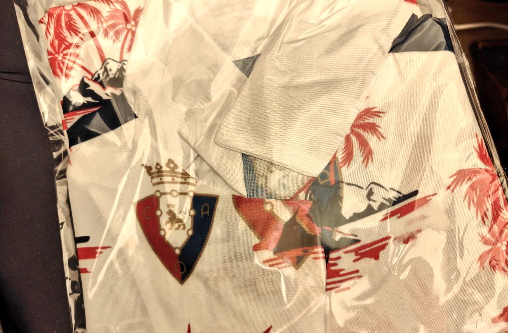 AuzoNews's tweet photo. ⚠️ATENCION!!! ATENCION!!!
⚠️ADI!!! ADI!!! 
QUE HA LLEGADO!!!🤪
La Camiseta Hawaiana de #Osasuna ha llegado a FESTARO (desde a tomar por culo jjj) 
Y dijimos que haríamos un sorteo para regalarla.
INSTRUCCIONES PARA CONSEGUIR LA CAMISETA (SIGUE)👇 https://t.co/d5BW1gViDo