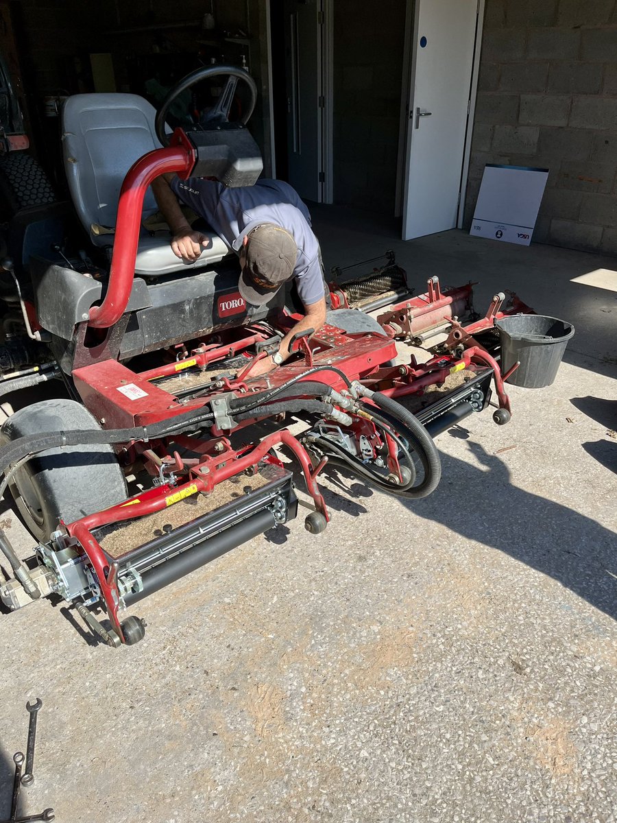 DanHiney's tweet photo. Thank you Ross @GreenTekGroup for demonstrating their very impressive Dynoseeder @conwygolfclub https://t.co/AehS3AHAwk