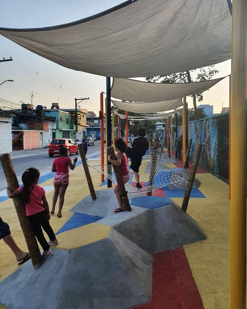 Some more images of Prototype 2.0 São Paulo with @cocrianca and @interventionarchitecture 
…

The codesign project creates a series of playful interventions co-built with schoolchildren to the entrance of their school providing shading, greenery, pla… instagr.am/p/ChEyHbGD-_s/