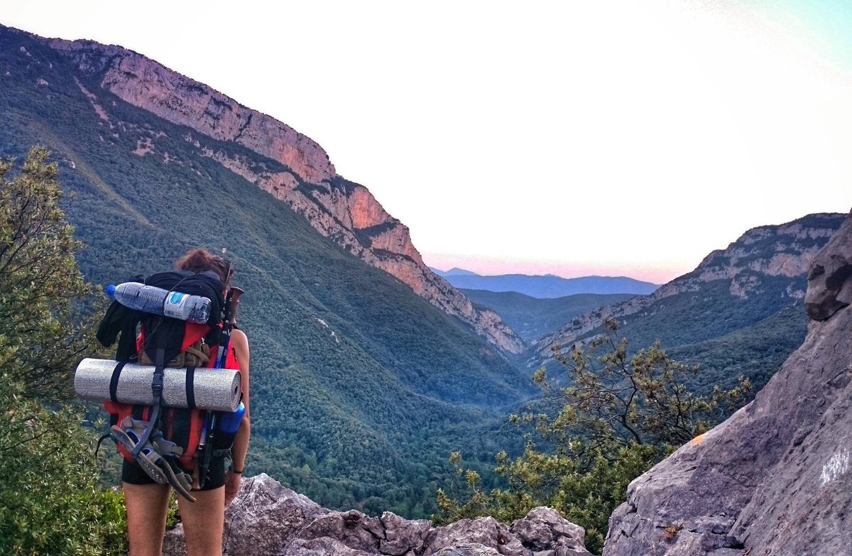 La libertad pesa. 

No es ingrávida y liviana. No es alada y etérea. Mi libertad exige que sea fuerte para llevarla en el cuerpo. Que tome decisiones y me responsabilice de ellas. Que esté dispuesta a no volver a echarle la culpa a nadie. Que me baste a mí misma y la defienda.