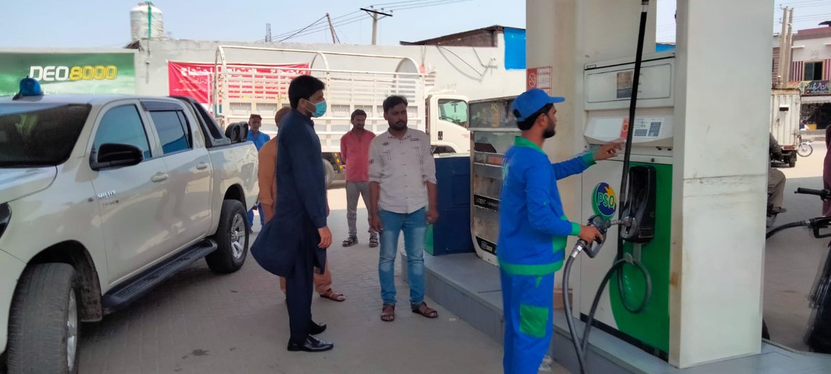 DCGRW's tweet photo. AC City Kamran Hussain inspected petrol pumps/ filling stations checked rates and measurement.

#gujranwala 
#PricesControl

@CMPunjabPK 
@CS_Punjab 
@CommissionerGu3 
@ICIDPunjab https://t.co/CD8o8Z80oT