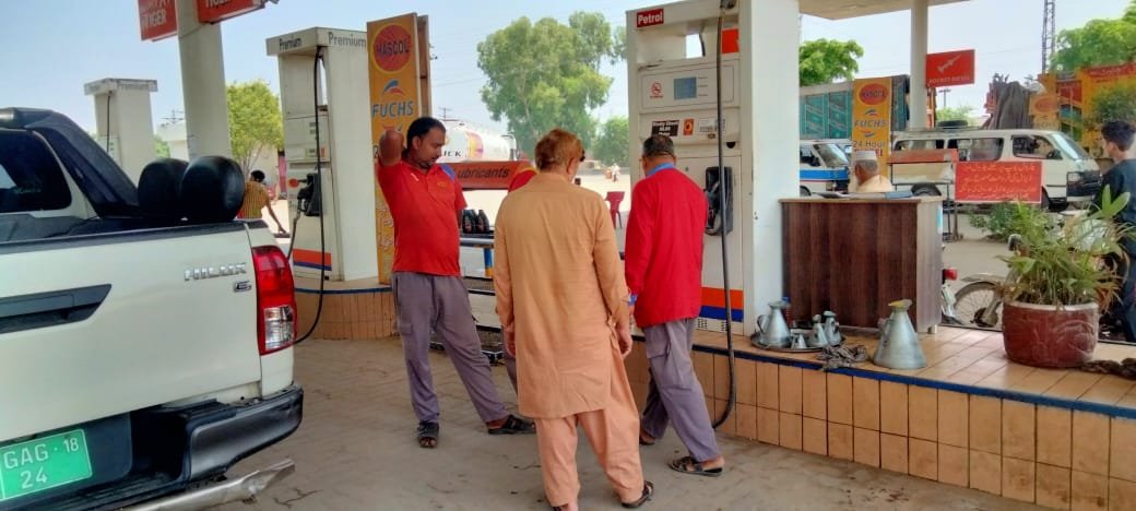 DCGRW's tweet photo. AC City Kamran Hussain inspected petrol pumps/ filling stations checked rates and measurement.

#gujranwala 
#PricesControl

@CMPunjabPK 
@CS_Punjab 
@CommissionerGu3 
@ICIDPunjab https://t.co/CD8o8Z80oT