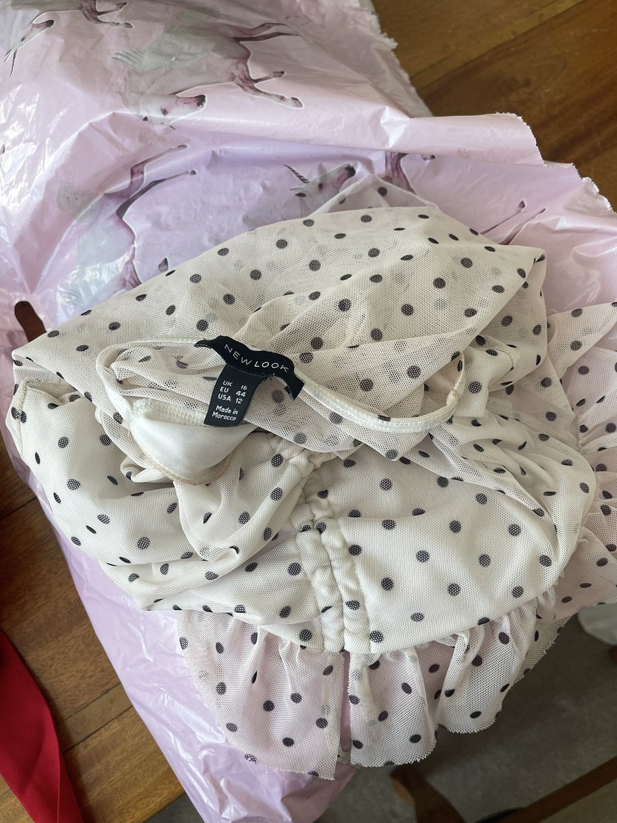 ameliarosetabb's tweet photo. PLT parcelstunk and wondered what the smell was.. this dirty sweaty fake tan covered top that is new look brand was in the packaging with all of my items wrapped in a skirt in selophane this is just another reason I barely shop there but this tops it @OfficialPLT_CS @OfficialPLT https://t.co/37iLmzMVRe