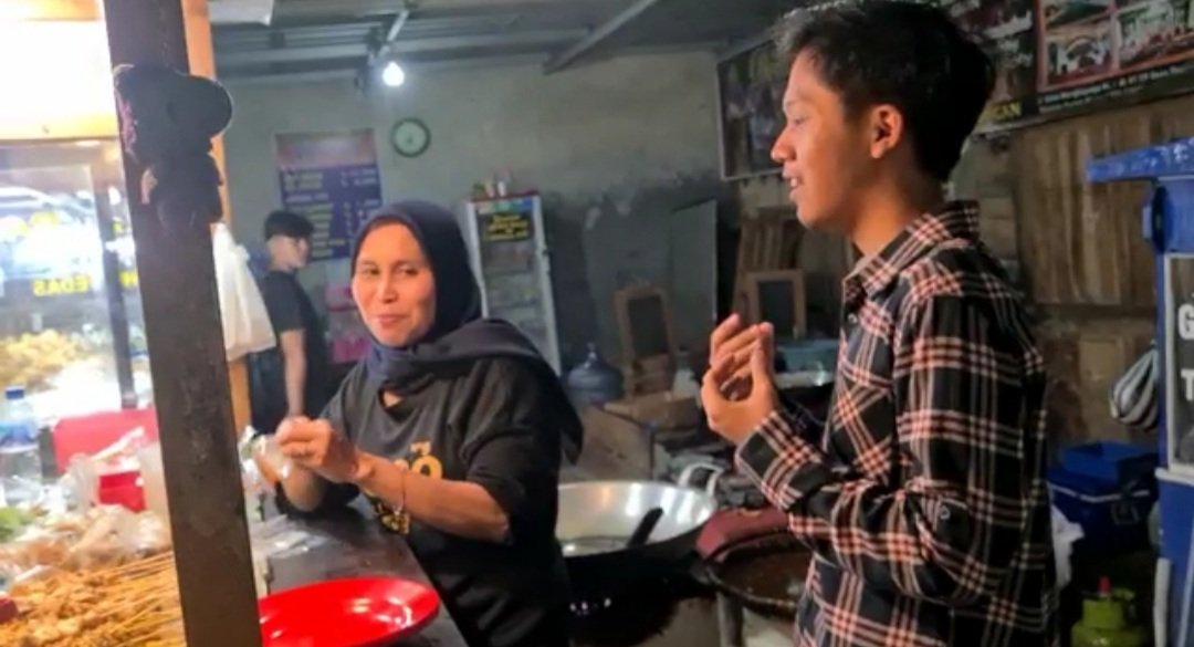 highkins's tweet photo. Keseruan Aksi Kita, saya melakukan penugusan ini karena sadar bahwa dengan kita membeli masakan para pedagang, setidaknya kita peduli pada apa yang mereka perjuangkan🔥😁 #VOKASIIMPACT #MPKMB59SVIPB #IPBDIGDAYA #VOKASIJUARA
#akn59 https://t.co/zj054Q9ZJm