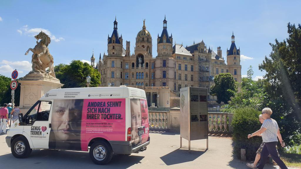 Genug_Traenen (@genugtraenen) on Twitter photo Genug Tränen on Tour - letzter Tag der Nordtour in Schwerin. Ihr findet uns noch einmal am Alten Garten, Zippendorfer Strand und vor dem Zoo, bevor es weiter nach Güstrow geht.
<a href="/ndr/">NDR.de</a> <a href="/JacbeJacqueline/">Jacqueline Bernhardt</a> <a href="/MarcoBuschmann/">Marco Buschmann</a> <a href="/lisapaus/">Lisa Paus, MdB</a>
Deine Unterschrift zählt!
genug-traenen.de/aktion/petitio… Genug Tränen on Tour - letzter Tag der Nordtour in Schwerin. Ihr findet uns noch einmal am Alten Garten, Zippendorfer Strand und vor dem Zoo, bevor es weiter nach Güstrow geht.
<a href="/ndr/">NDR.de</a> <a href="/JacbeJacqueline/">Jacqueline Bernhardt</a> <a href="/MarcoBuschmann/">Marco Buschmann</a> <a href="/lisapaus/">Lisa Paus, MdB</a>
Deine Unterschrift zählt!
genug-traenen.de/aktion/petitio…
