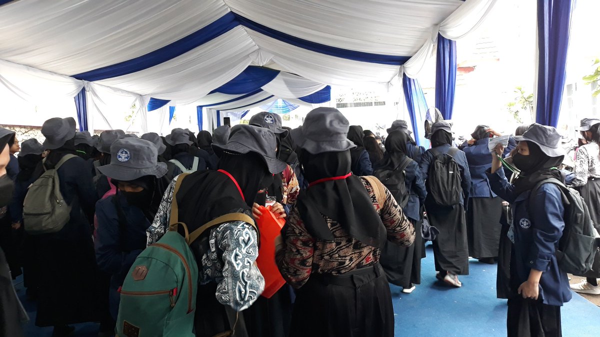 Putrii_112's tweet photo. Day 2 artinya hari terakhir dari semua rangkaian acara MPKMB 59 SV IPB. Acaranya semeriah itu dongg, apalagi di kasih persembahan dari kakak kakak yang bagus banget nyanyinya🤩 
#VOKASIIMPACT
#MPKMB59SVIPB 
#IPBDIGDAYA 
#VOKASIJUARA 
#TheGlimpseStoryofGatamalaAgrinawa https://t.co/N4giGyAm5W
