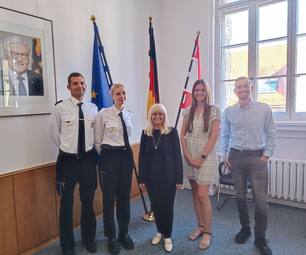 Mit der JAV der <a href="/Berliner_Fw/">Berliner Feuerwehr</a> haben wir der Innensenatorin <a href="/IrisSpranger/">Iris Spranger</a> gegenüber dargestellt, welche Herausforderungen gerade in der Ausbildung bestehen.

Uns wurde angeboten diese auch in die bestehende Taskforce zur BF einzubringen, damit dort Lösungen erarbeitet werden können
