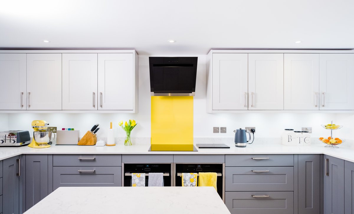 thekitchendepot's tweet image. Adding splashes of colour can really bring your kitchen to life 💛

Try incorporating a few colour coordinated accessories into your design like the Lomax family and see the results for yourself bit.ly/3JbkQaX

📸 - Kendal Light &amp;amp; Dust Grey

#KitchenColour #GreyKitchen
