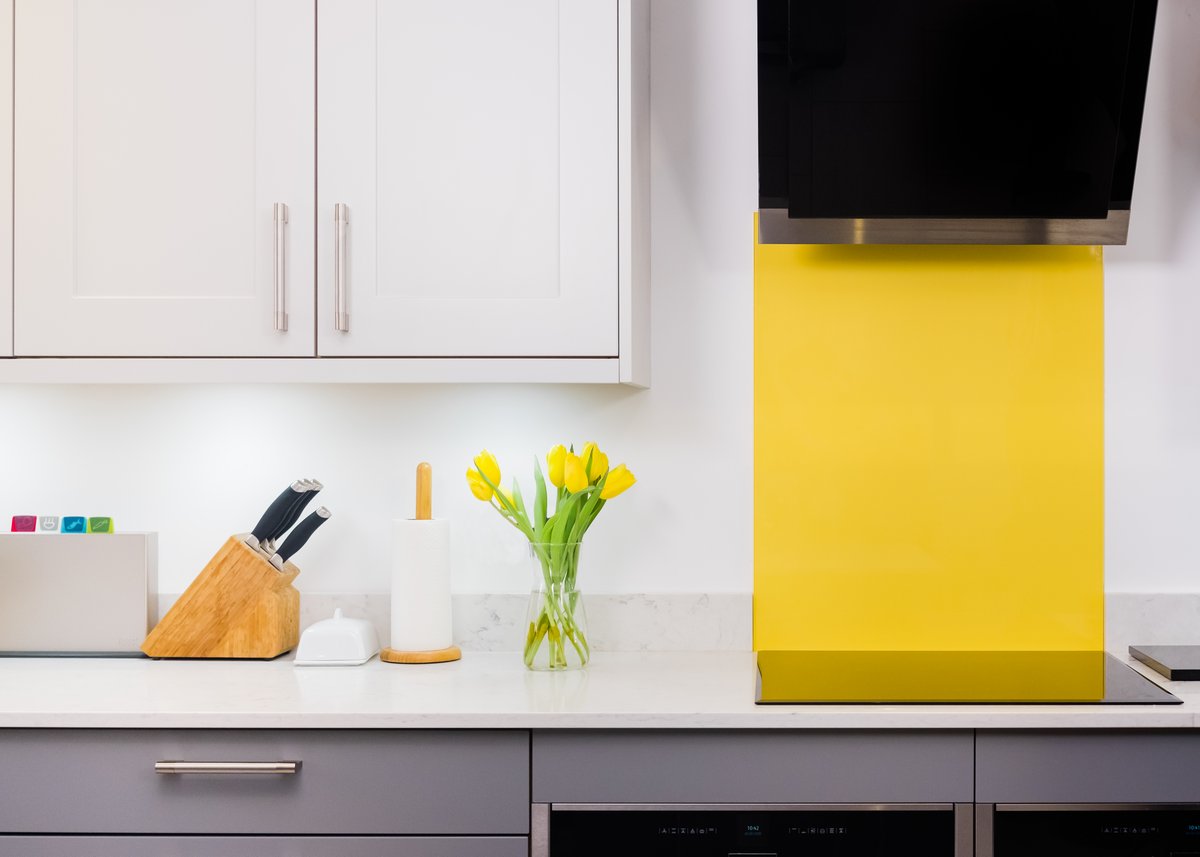 thekitchendepot's tweet image. Adding splashes of colour can really bring your kitchen to life 💛

Try incorporating a few colour coordinated accessories into your design like the Lomax family and see the results for yourself bit.ly/3JbkQaX

📸 - Kendal Light &amp;amp; Dust Grey

#KitchenColour #GreyKitchen