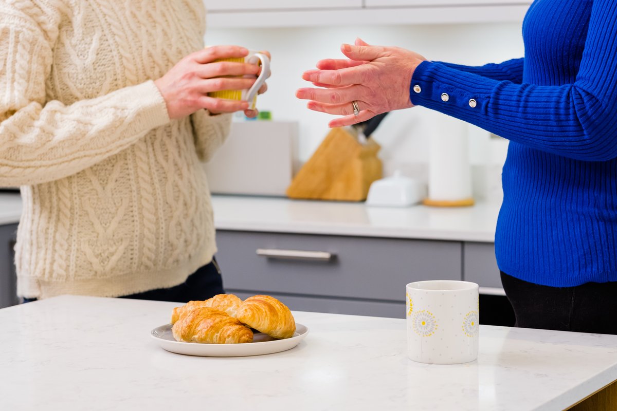 thekitchendepot's tweet image. Adding splashes of colour can really bring your kitchen to life 💛

Try incorporating a few colour coordinated accessories into your design like the Lomax family and see the results for yourself bit.ly/3JbkQaX

📸 - Kendal Light &amp;amp; Dust Grey

#KitchenColour #GreyKitchen