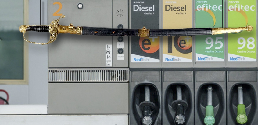 🔴ÚLTIMA HORA | Cuelgan espadas en todos los surtidores de gasolina para intentar que los de Podemos hablen del precio del combustible.