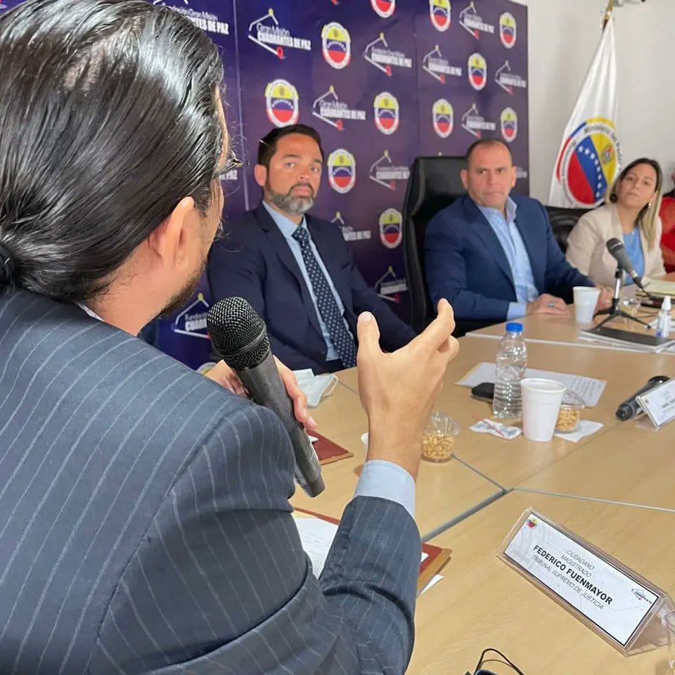 VicePolitica's tweet photo. Para el @MIJP_Vzla es necesario fortalecer la justicia venezolana, en función de la seguridad y la paz en nuestras comunidades, es por ello que las Casas de Justicia y Paz en cada municipio del país serán un hecho.
@nicmaduroguerra
#TrabajadoresConLaPatria https://t.co/3UIP7Dddpt