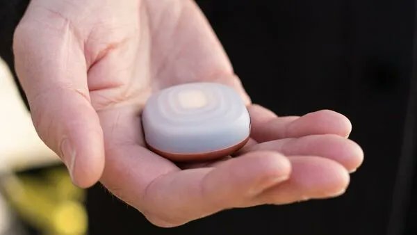 Introducing: Melo
A small portable easy to use device that guides you through 3 breathing exercises shown to reduce stress and anxiety. Melo lets you take a breath and relax wherever and whenever you need it most.

#wellbeing #productdesign #productdevelopment #wellness #project