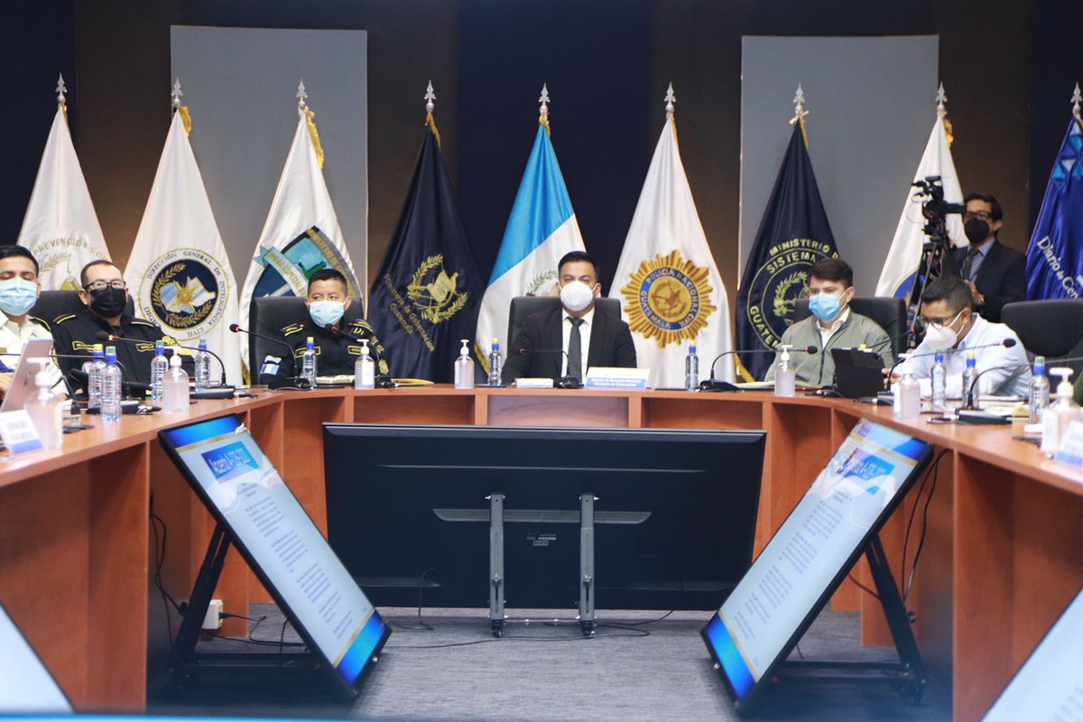Contraloria_gt's tweet photo. Autoridades Superiores del @mingobguate y de sus diferentes dependencias, reciben la capacitación: Implementación del Sistema Nacional de Control Interno Gubernamental, impartida por la #CGC, con el objetivo de apoyar a las Instituciones en la implementación del #SINACIG https://t.co/2zbmHrZ6Uj
