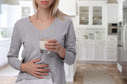 MedlinePlusEsp's tweet photo. La intolerancia a la lactosa se presenta cuando el intestino delgado no produce suficiente enzima para digerir la lactosa. Los síntomas se presentan de 30 minutos a 2 horas tras consumir lácteos. ¿Cuáles son estos síntomas y cómo se trata? Entérate aquí https://t.co/tVLp6hPP43 https://t.co/ms92x2juoy
