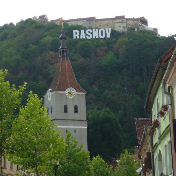 Râșnov Fortress and the Râșnov evangelical church.