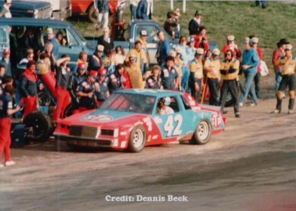 8090sNascar's tweet image. During the 1981 Northwestern Bank 400 at North Wilksboro @kylepetty decided to pit a little differently and pulled into the 43 pits in the wrong direction while former Petty Crew Chief Dale Inman (in yellow with arms crossed) looks on. Photo by Dennis Beck.
