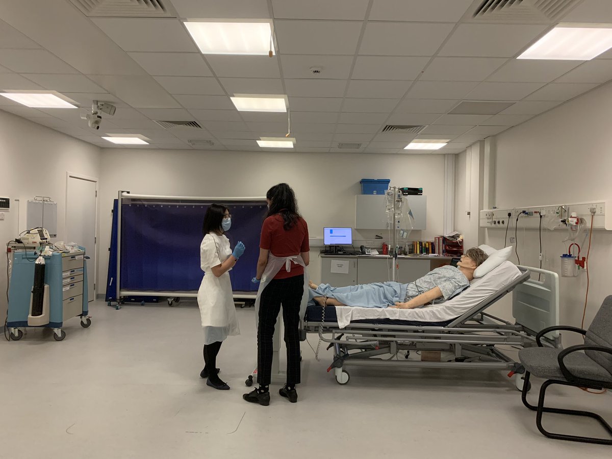 Love an inter-professional micro-huddle 😍. Another fantastic pharmacy SimStart today. Great to have <a href="/AmritaBrara/">amrita brara</a> along for a medical perspective! <a href="/NES_Pharmacy/">NES Pharmacy</a> <a href="/scotsimcentre/">SCSCᴴᶠ</a>