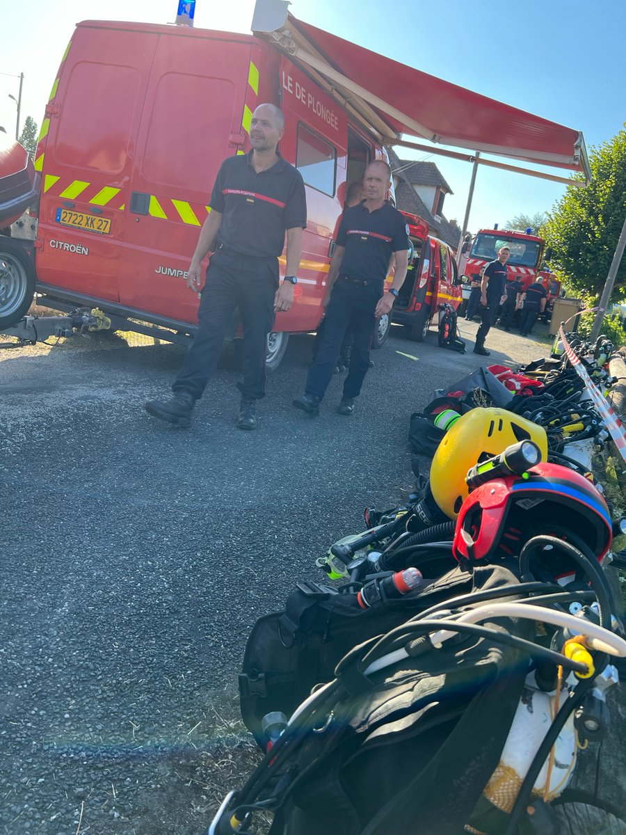 sdis27's tweet photo. 2/5
Une quarantaine de👩🚒pour:
🚒1 dispositif de commandement & d'aide à la décision pour la SG du @Prefet27
👉 1 secteur soutien pour l'éclairage, la logistique alimentaire, le soutien sanitaire opérationnel #sso , le matériel, le #VTRANS pour bulles tactiques radio & réseaux... https://t.co/iH15HmP1z3