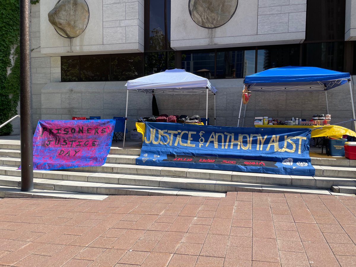 CPEPgroup's tweet photo. Always better to gather on unceded &amp; unsurrendered Algonquin Anishinaabe Territory | in #OttCity with banners to support people in the community!
@jail_line @J4AnthonyAust 

#PrisonKills | #WeRemember
#PrisonersJusticeDay | #PJD
#WeKeepEachOtherSafe
#BuildCommunitiesNotCages https://t.co/rYUVQy3w8Z