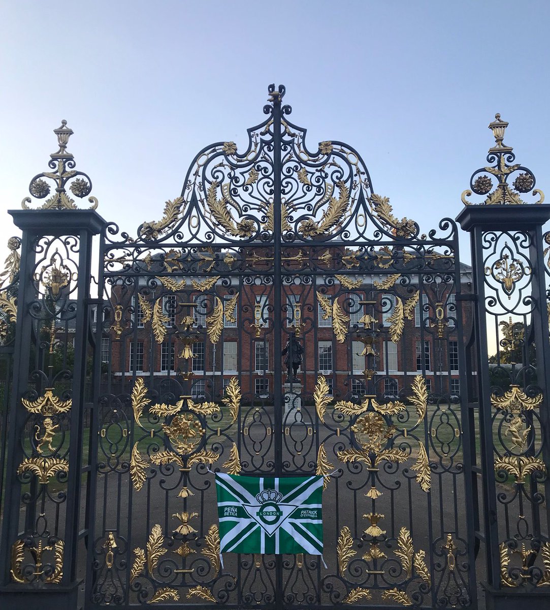 PBeticaLondres's tweet image. El beticismo londinense está contento, la Liga está a punto de empezar, las puertas de la gloria están esperando a que las abramos de nuevo. 

Para celebrarlo sorteamos nuestra bandera. Requisitos:

➡️ Seguirnos
🔄 Retuit
🔉 Menciona a un amigo

(el sorteo termina el 14/08/2022)