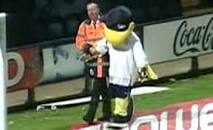 Crazy_DavidP's tweet photo. @SkyBetChamp Deepdale Duck, Had fights, teased players, first ever mascot to get a red Card. First Mascot to have other Mascots hold a centre circle demo for. #DeepdaleDuck #pnefc Comical Genius, genuine nice guy, he ruffles your feathers not the other way. https://t.co/m2iD4nRjkr