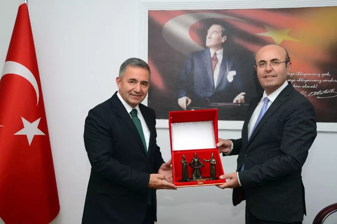 Kırşehir Belediyesi (@Kirsehirbldb) on Twitter photo 2022-08-10 15:53:03 Kırşehir Valimiz Sayın H. Mete Buhara, Belediye Başkanımız Sayın Selahattin Ekicioğlu'na iade-i ziyarette bulundu. Ziyarette, Kırşehir için yapılan çalışmalarla ilgili bilgi alış verişinde bulunuldu. #SelahattinEkicioğlu #KırşehirBelediyeBaşkanı #HüdayarMeteBuhara Kırşehir Valimiz Sayın H. Mete Buhara, Belediye Başkanımız Sayın Selahattin Ekicioğlu'na iade-i ziyarette bulundu. Ziyarette, Kırşehir için yapılan çalışmalarla ilgili bilgi alış verişinde bulunuldu. #SelahattinEkicioğlu #KırşehirBelediyeBaşkanı #HüdayarMeteBuhara