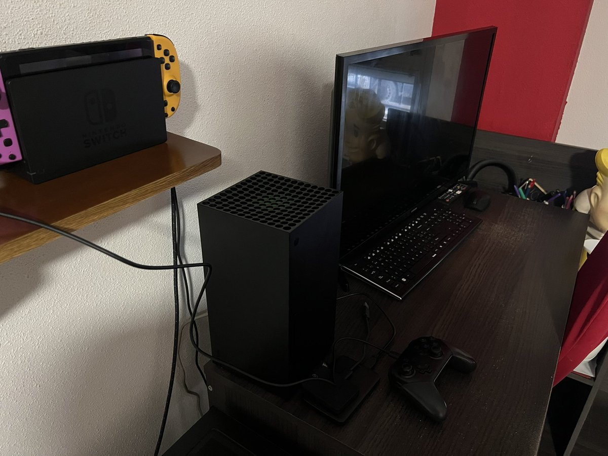 delValleFreak's tweet photo. Hoy he reorganizado mi rinconcito gamer, mi casa es muy pequeña y no da para más… así que así está! #RinconGamer #Xbox #NintendoSwitch https://t.co/H8u9fBozBu