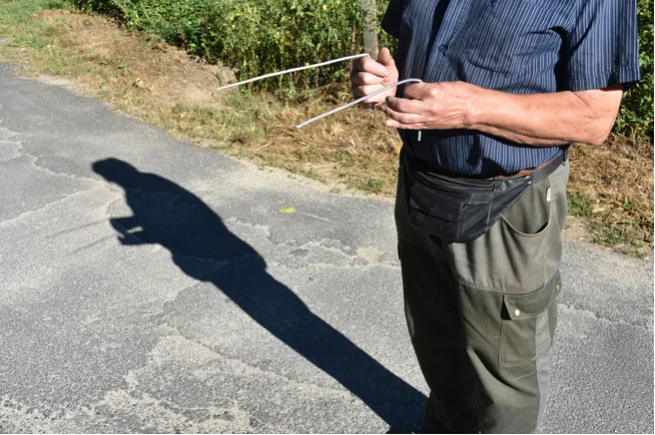 montagnethiers's tweet image. Trouver de l&apos;eau avec des baguettes : les conseils d&apos;un #sourcier amateur à Vollore-Ville (#PuydeDôme)

➡️lamontagne.fr/thiers-63300/a…