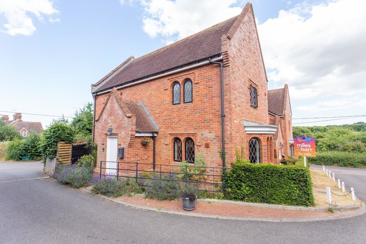 MilesandBarr's tweet photo. Looking for a #village location? Located in the highly desirable #Goodnestone village, this three-bedroom end-of-terrace #cottage has a private cul de sac setting. In immaculate condition with a pretty garden, see more here, https://t.co/fajh9j1Wa4
#forsale #kent #estateagent https://t.co/D1BA6shmVC