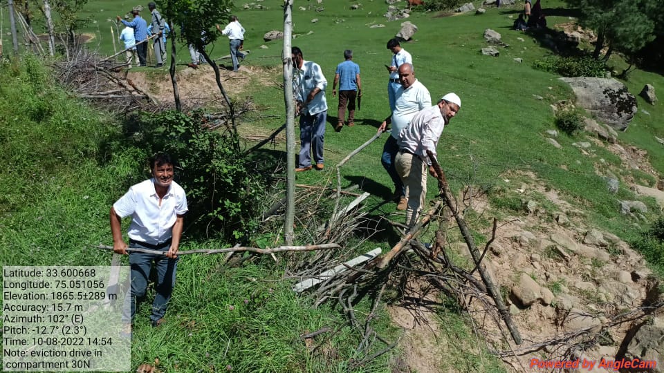 IRFAN2040's tweet photo. Under Deliverable "Encroachment Free Forests"@jk_forests officials evicted out 04 Kanals of encroached forest land in Akhal Forest,Kulgam Forest Division. @jkforests is committed to "Kabza Mukht Janglaat" in J&amp;K
@OfficeOfLGJandK 
@DcKulgam
@DioKulgam 
@diprjk 
@DDC_Kulgam https://t.co/pmhfRi4MWh