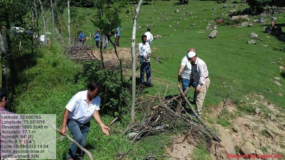 IRFAN2040's tweet photo. Under Deliverable "Encroachment Free Forests"@jk_forests officials evicted out 04 Kanals of encroached forest land in Akhal Forest,Kulgam Forest Division. @jkforests is committed to "Kabza Mukht Janglaat" in J&amp;K
@OfficeOfLGJandK 
@DcKulgam
@DioKulgam 
@diprjk 
@DDC_Kulgam https://t.co/pmhfRi4MWh