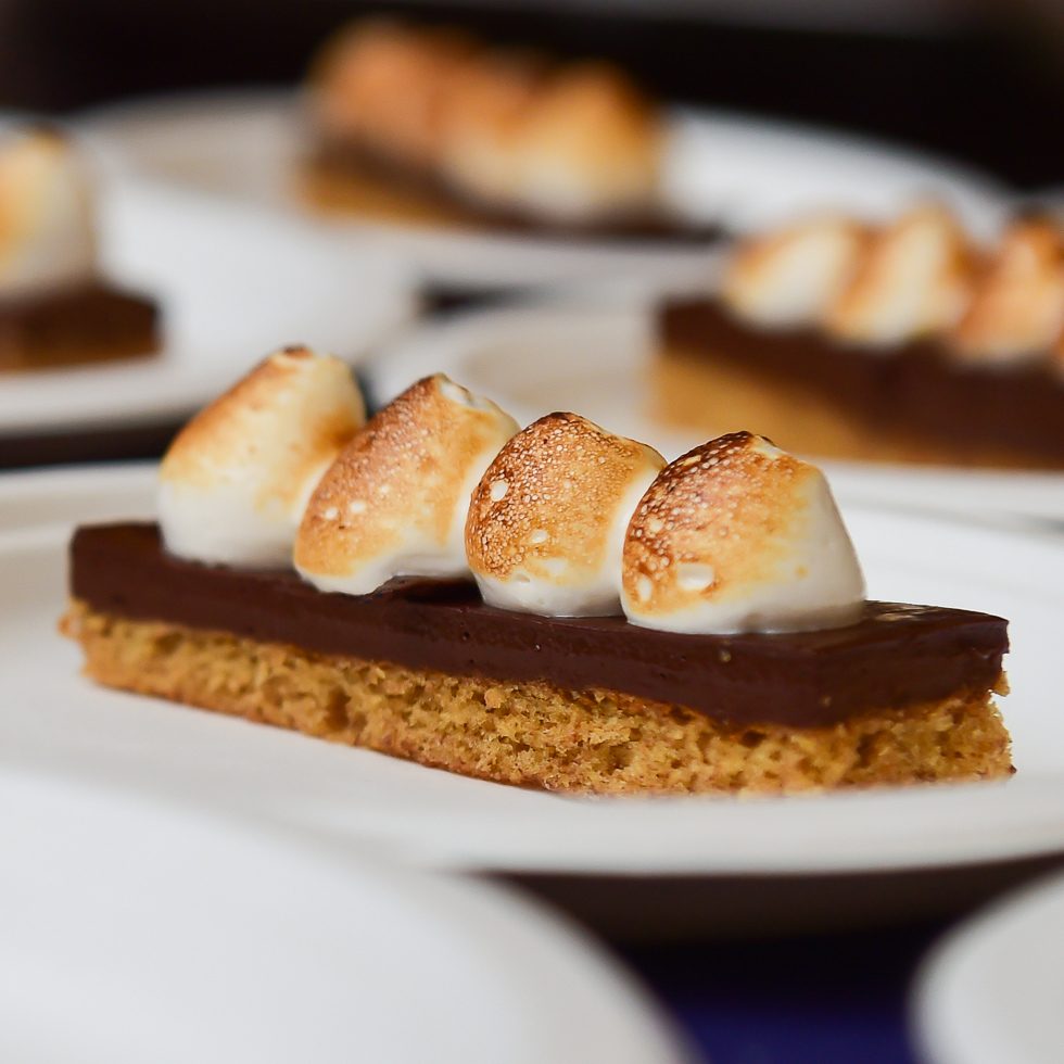 theperfectpuree's tweet photo. Chipotle Sour S'mores with honey cake, chocolate ganache and Pink Guava jelly is just heaven in every bite. ❤️ https://t.co/m9Sy94uy4Z
🍽: @Joe_theBaker
📷: @cochon555
#NationalSmoresDay #RedRaspberry #SwineAndSweets #heritagefirenapa #SwineAndSweets #Cochon555 https://t.co/pJXrt83qEj