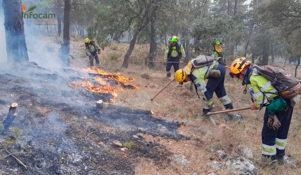 Plan_INFOCAM's tweet photo. ACTUALIZACIÓN #IFCañamares #Cuenca
en las labores de extinción @Plan_INFOCAM de @gobjccm
🚁🛩️13 aéreos
🚛 10 medios terrestres
👥 93  #BBFF #AAMM
🚨Nivel 1
Colaboran medios  @mitecogob
#IIFF
#EsTareadeTodos
📸 Traslado del #H0 y #BBFF trabajando
ℹ️ https://t.co/7tr03vnoFV https://t.co/55wOSndcBy