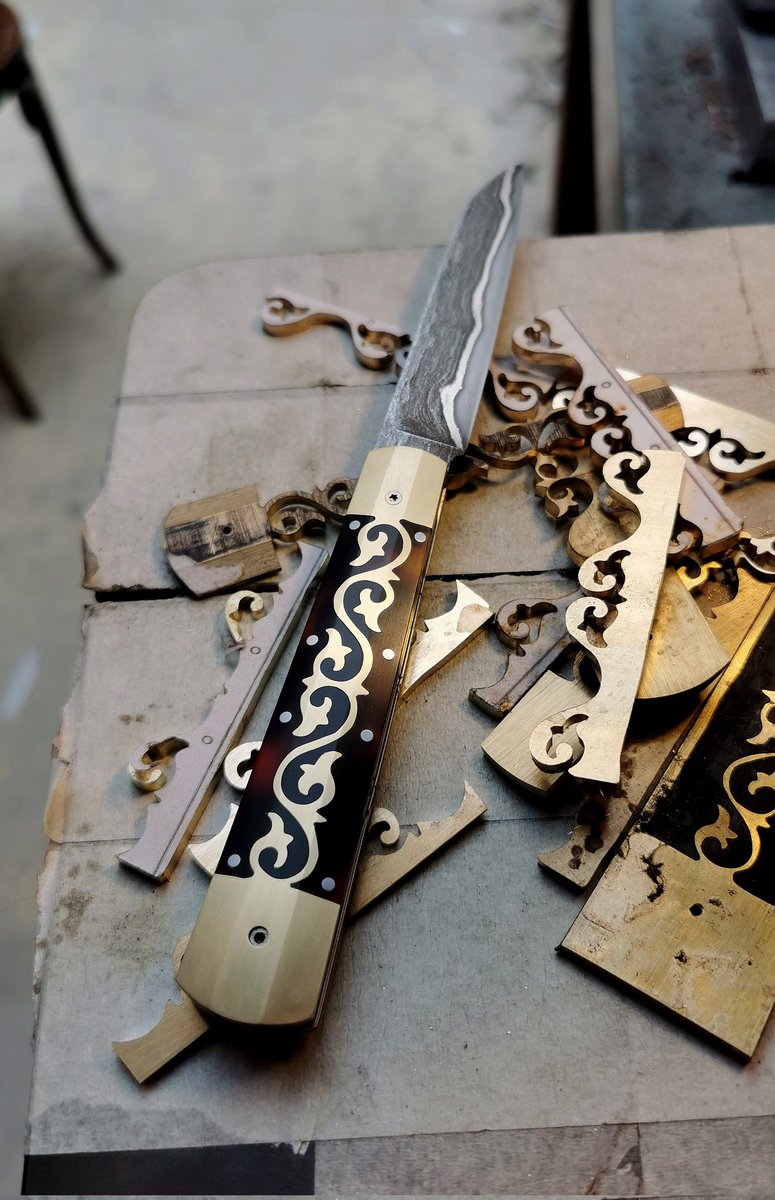 forgedelalune's tweet photo. Le Vendavel ! 

Cran forcé avec poncetage 
Lame en sandwich vieux fer, nickel pur et c125u
Plaquettes en laiton et acétate de cellulose imitation tortue. Assemblé en marqueterie 
Platines ( trempée ) et ressort en inox z40

Disponible au salon de Gembloux mi novembre https://t.co/Q7vNJALLJG