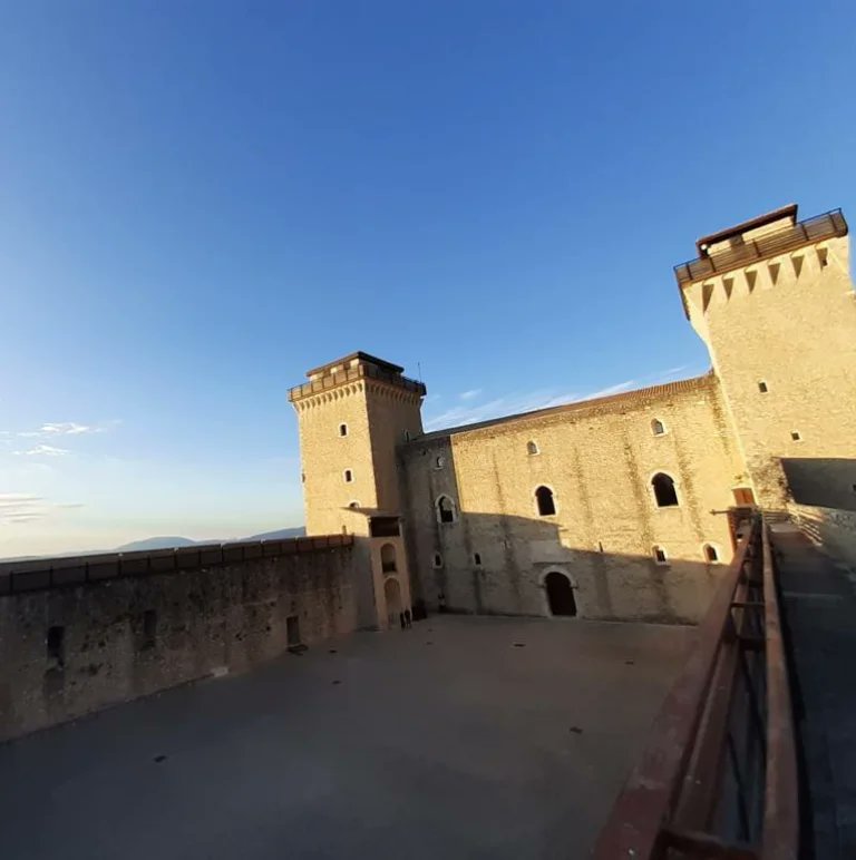 🌞Ogni #puntodivista della Rocca Albornoz di #Spoleto offre scorci meravigliosi...allora non
perdete l'occasione di visitare i #percorsidifensivi.
Le visite guidate ai camminamenti sono previste il giovedì e il venerdì alle 11 e 12 e il sabato e la domenica alle 11 e 12/16 e 17.