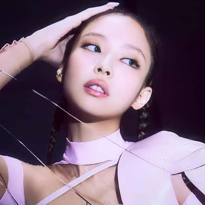 zhoenhypen's tweet photo. THE QUEENS ARE BACK
#BLACKPINK 
#PinkVenom 
(bangless lisa is my life) https://t.co/HMtwSa3hpC