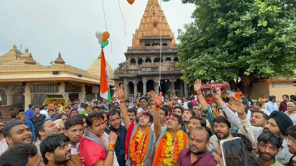 _AmeySharma's tweet photo. उज्जैन पधारे @BJYM के अध्यक्ष श्री @Tejasvi_Surya जी,@MPBJYM अध्यक्ष श्री @vaibhavpawarmp जी, राष्ट्रीय  महामंत्री श्री @rohit_chahal जी ने महाकालेश्वर भगवान के दर्शन कर,
आजादी के अमृत महोत्सव के अंतर्गत हर घर तिरंगा अभियान के निमित्त जनजागरण हेतु संदेश प्रसारित किया।। https://t.co/bbg5edt5hj