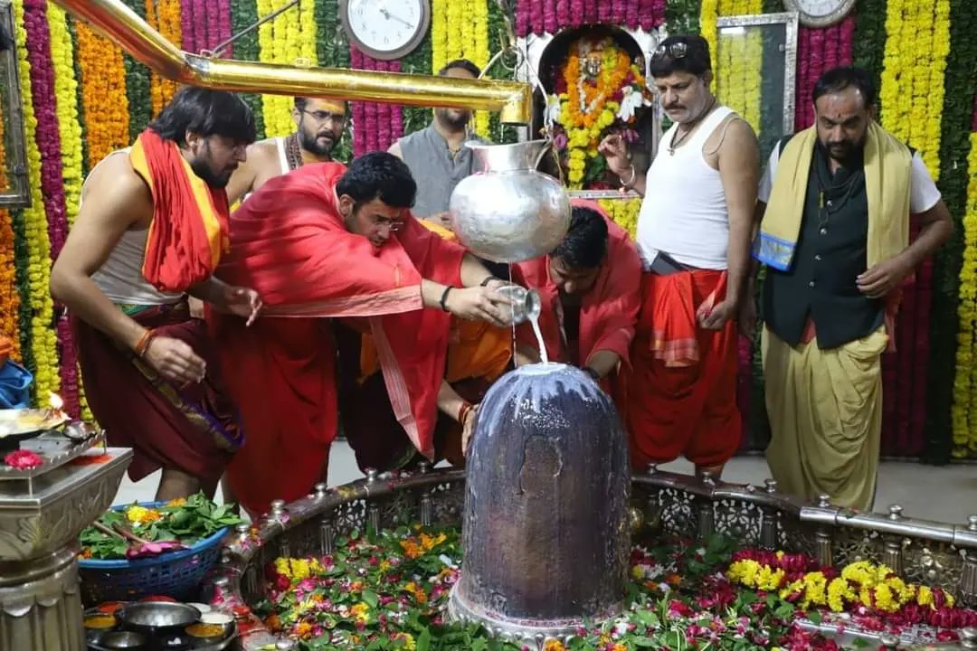 _AmeySharma's tweet photo. उज्जैन पधारे @BJYM के अध्यक्ष श्री @Tejasvi_Surya जी,@MPBJYM अध्यक्ष श्री @vaibhavpawarmp जी, राष्ट्रीय  महामंत्री श्री @rohit_chahal जी ने महाकालेश्वर भगवान के दर्शन कर,
आजादी के अमृत महोत्सव के अंतर्गत हर घर तिरंगा अभियान के निमित्त जनजागरण हेतु संदेश प्रसारित किया।। https://t.co/bbg5edt5hj