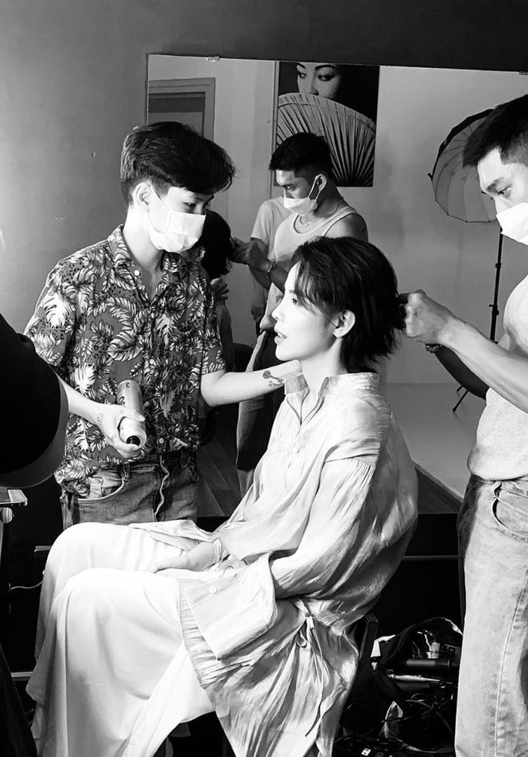 FollowTuong's tweet photo. Thính này hơi to nhỉ?
#vucattuong #FMVuCatTuong #foundation #foundationapp #FoundationNFT #music #Singer #songwriter #Vietnam #hot #photoshoot https://t.co/YxfWMz2cjs