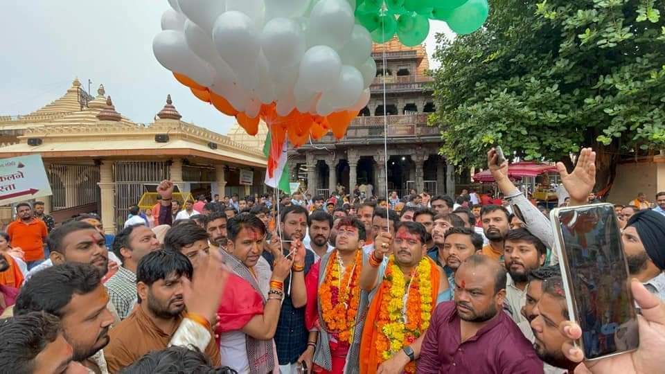 _AmeySharma's tweet photo. उज्जैन पधारे @BJYM के अध्यक्ष श्री @Tejasvi_Surya जी,@MPBJYM अध्यक्ष श्री @vaibhavpawarmp जी, राष्ट्रीय  महामंत्री श्री @rohit_chahal जी ने महाकालेश्वर भगवान के दर्शन कर,
आजादी के अमृत महोत्सव के अंतर्गत हर घर तिरंगा अभियान के निमित्त जनजागरण हेतु संदेश प्रसारित किया।। https://t.co/bbg5edt5hj