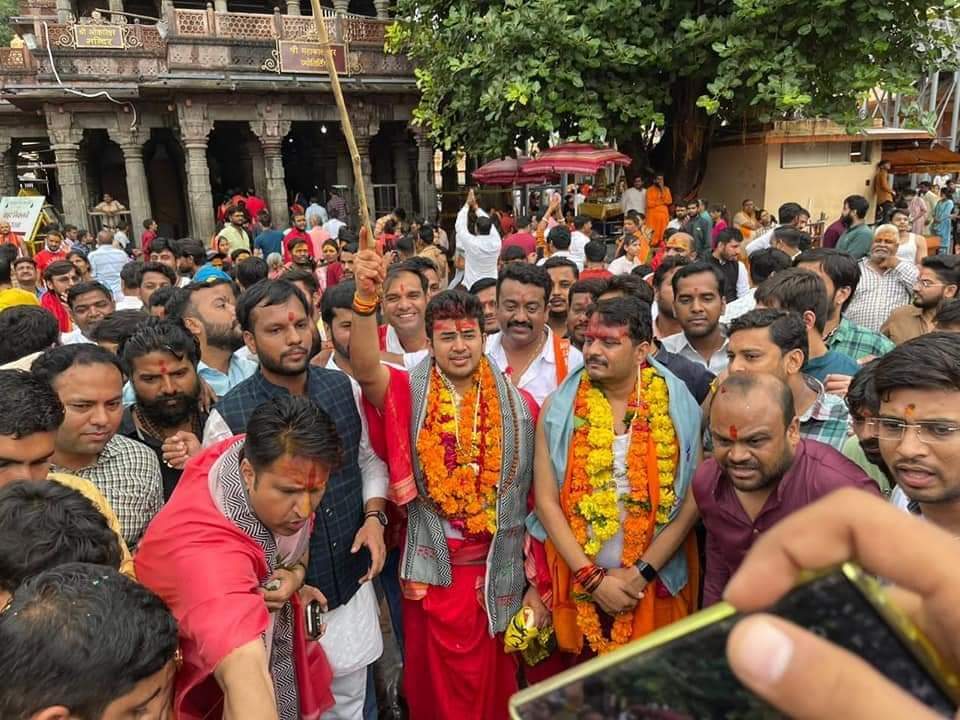 _AmeySharma's tweet photo. उज्जैन पधारे @BJYM के अध्यक्ष श्री @Tejasvi_Surya जी,@MPBJYM अध्यक्ष श्री @vaibhavpawarmp जी, राष्ट्रीय  महामंत्री श्री @rohit_chahal जी ने महाकालेश्वर भगवान के दर्शन कर,
आजादी के अमृत महोत्सव के अंतर्गत हर घर तिरंगा अभियान के निमित्त जनजागरण हेतु संदेश प्रसारित किया।। https://t.co/bbg5edt5hj