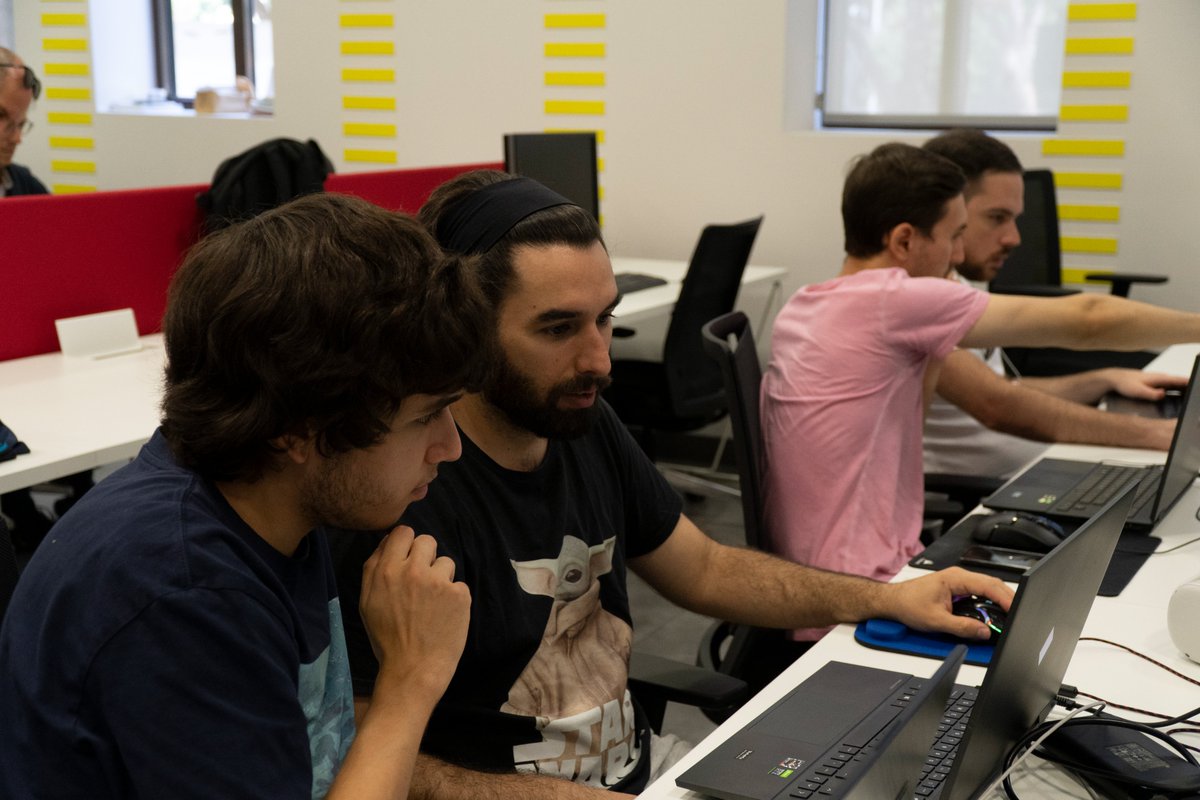 LaBrujulaXR's tweet image. Otra de las empresas que más se dejan ver en el Coworking estos días son los chicos de Project Magic @mastercrowd_g. (Parece que no vienen sólo a disfrutar del aire acondicionado 🫠) #vr #xr #realidadvirtual #indiedev #IndieGameDev