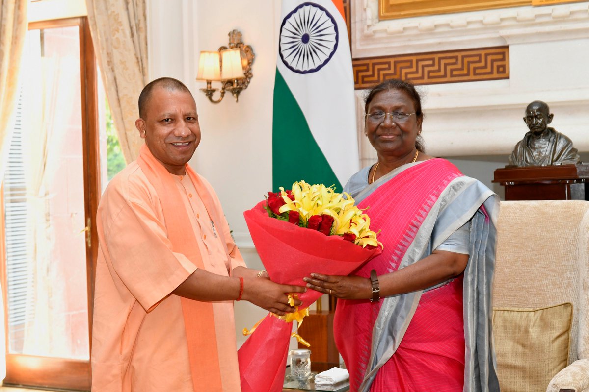 rashtrapatibhvn's tweet photo. Chief Minister of Uttar Pradesh Yogi Adityanath called on President Droupadi Murmu at Rashtrapati Bhavan https://t.co/Mducrm9EQ1