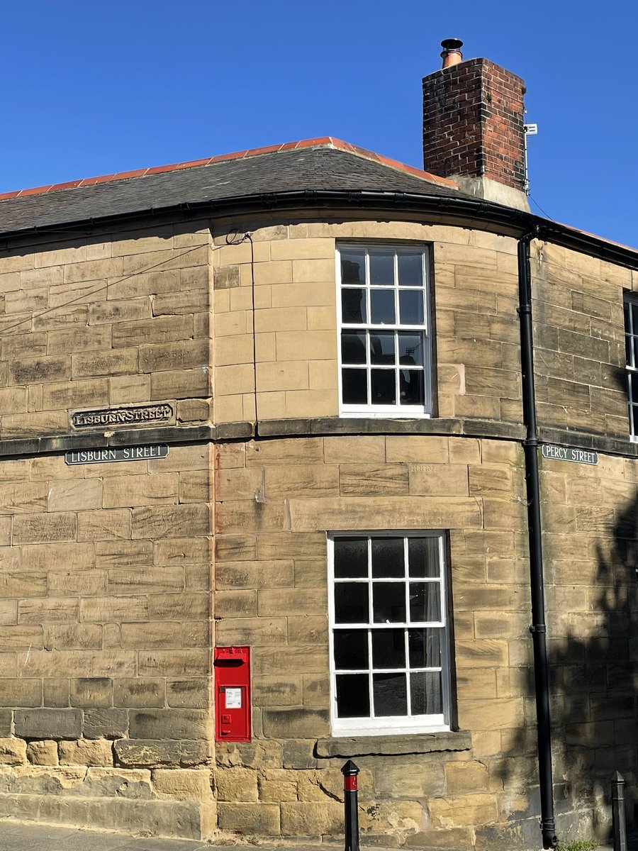 Roadside wall boxes first appeared in the UK in 1857 as a cheaper alternative to pillar boxes. This Victorian example is located at the corner of Lisburn and Percy streets here in #Alnwick #Northumberland.